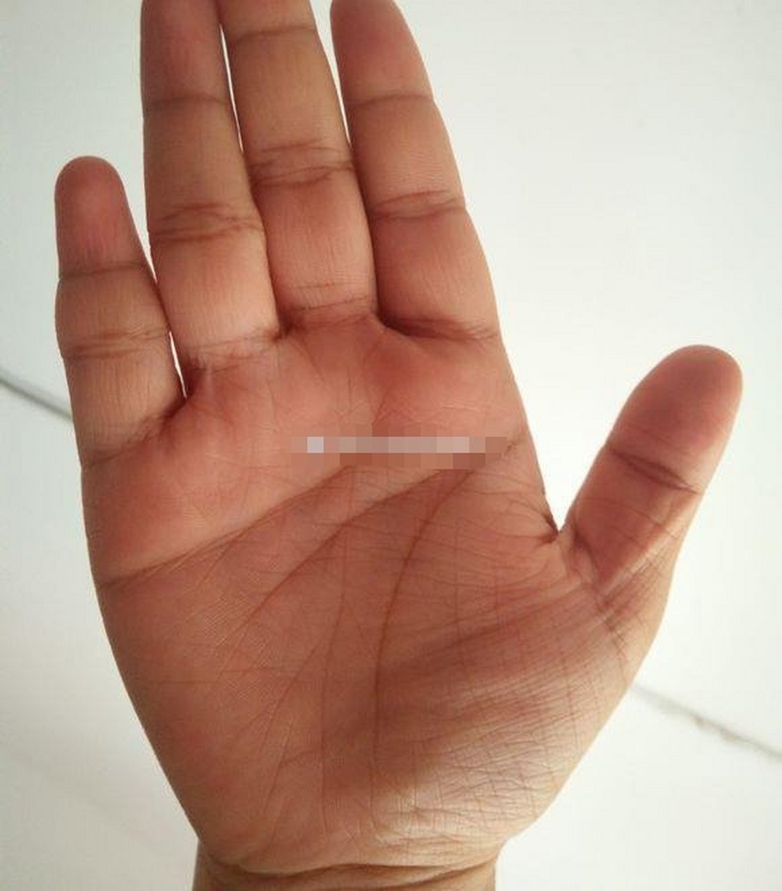 女人掌纹芜杂女性的掌纹大局部都是比拟芜杂的,很少见到掌纹十分明晰