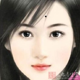 女人额头上方中间有痣(女人额头中间有个痣代表什么)